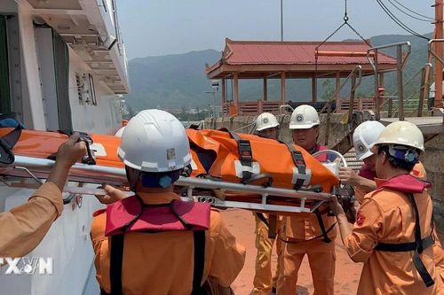 Tàu hải quân đưa ngư dân sốt cao, dị ứng toàn thân về đất liền chữa trị