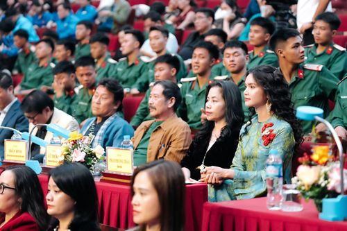 NSND Phạm Phương Thảo ngồi 'ghế nóng' Liên hoan Ca múa nhạc toàn toàn quốc 2024