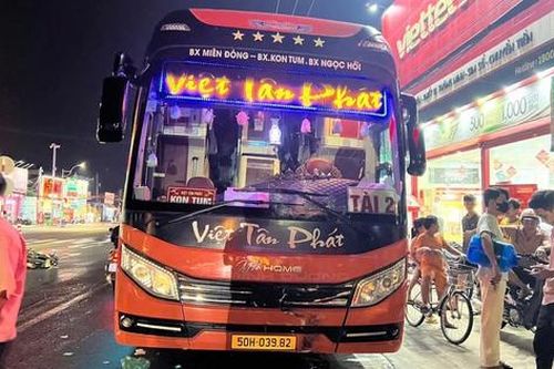 Tạm giữ tài xế xe khách tông 2 người thương vong