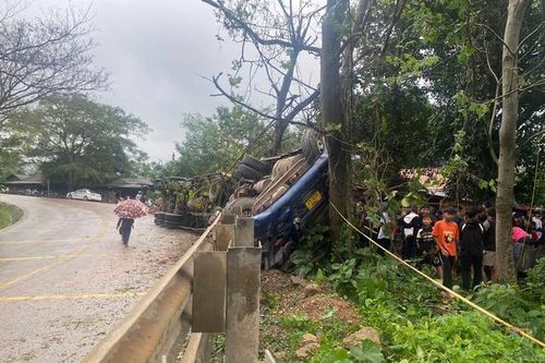 Thêm một vụ lật xe tại 'điểm đen' tai nạn ở huyện miền núi Quảng Bình