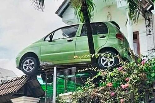 Vì sao chiếc xe ô tô gác trên cổng nhà ở Đồng Nai được dỡ xuống?