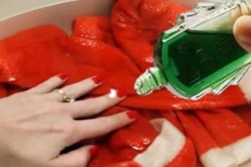 Nhỏ một giọt dầu gió vào quần áo lúc đang ngâm, công dụng bất ngờ mà không loại bột giặt nào có được
