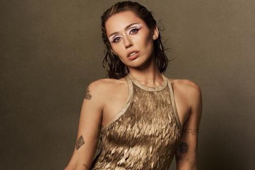 Miley Cyrus lên tiếng bênh vực đàn em: 'Tôi mong mọi người đừng gây khó dễ cho cô ấy'