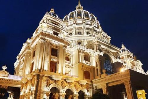 Đại gia Việt sở hữu lâu đài dát vàng 1000 tỷ, tổ chức đám cưới xa hoa bậc nhất cho con trai