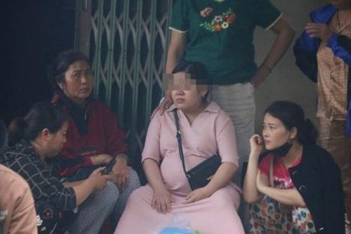 Vụ xe chở rác lao xuống sông: Vợ nạn nhân mang bầu lớn thẫn thờ chờ tin chồng