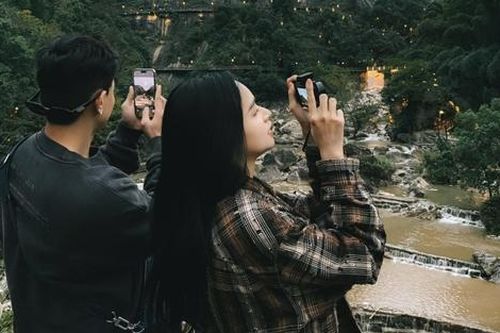 Hương Giang tung loạt ảnh đi du lịch cùng tình tin đồn kém 12 tuổi?
