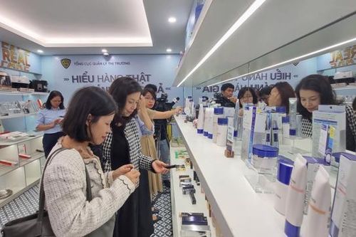 Mở cửa phòng trưng bày hàng thật- giả