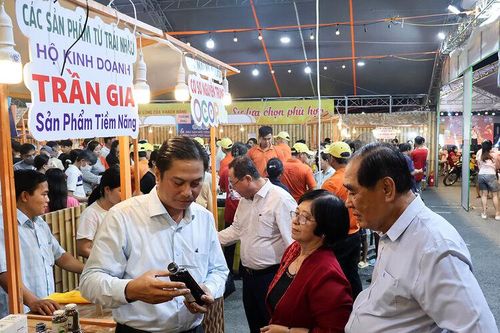 Khai mạc Ngày hội hàng Việt về nông thôn - Sản phẩm OCOP Phú Tân