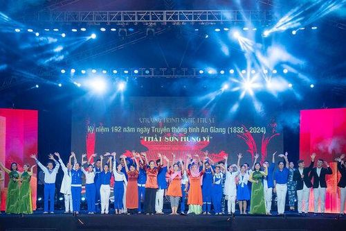 Biểu diễn nghệ thuật chào mừng 192 năm Ngày truyền thống tỉnh An Giang (22/11/1832- 22/11/2024)
