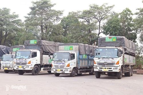 Khung giờ cấm vẫn có xe chở chất thải hoạt động