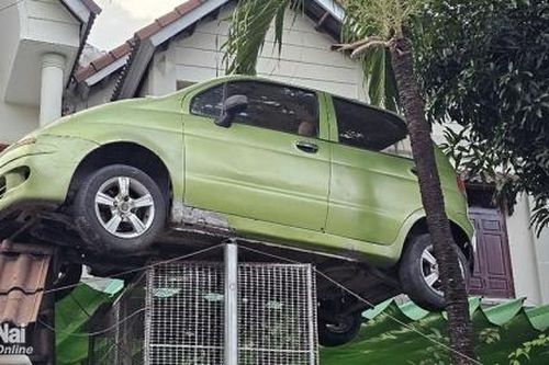 Sẽ hạ chiếc ô tô cũ 'độc lạ' treo trước cổng nhà ở Biên Hòa xuống trong chiều 22-11
