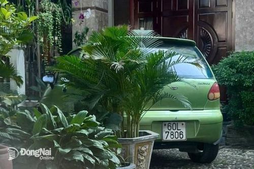 Đã đưa xe ô tô cũ 'độc lạ' treo trước cổng nhà một người dân ở Biên Hòa xuống