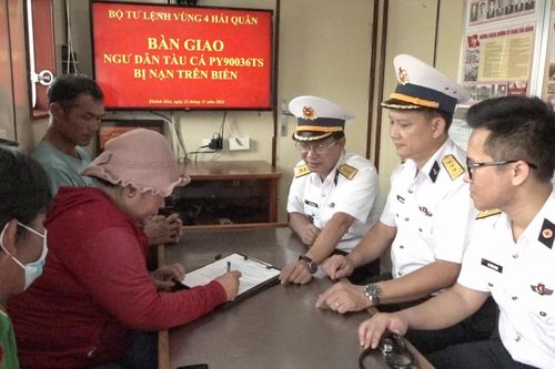Vùng 4 Hải quân bàn giao ngư dân bị bệnh cho gia đình và địa phương