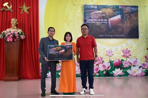 Trao tặng gần 500 đầu sách thư viện cho 2 trường trung học cơ sở