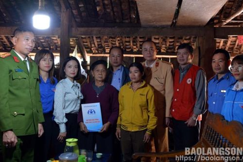 Thăm, động viên gia đình có nạn nhân tử vong do tai nạn giao thông tại Bình Gia, Bắc Sơn và Văn Quan
