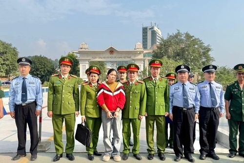 Tiếp nhận đối tượng truy nã do Trung Quốc trao trả