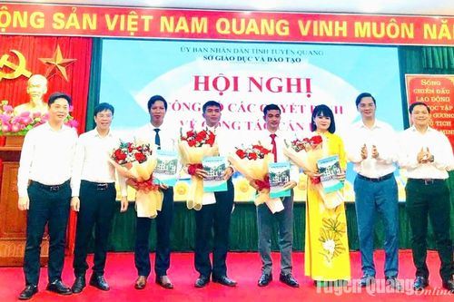 Sở Giáo dục và Đào tạo công bố quyết định điều động, bổ nhiệm cán bộ lãnh đạo, quản lý các trường THPT