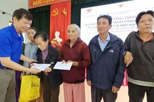 Trao quà trị giá gần 127 triệu đồng cho người dân có hoàn cảnh khó khăn