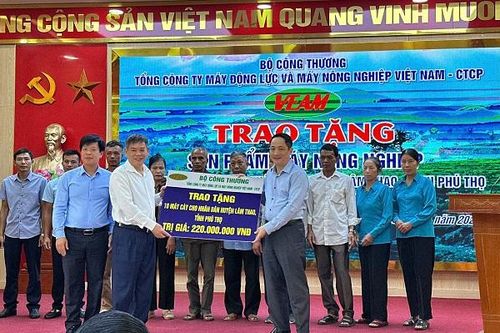 Tổng công ty VEAM trao tặng 10 máy cày cho người dân huyện Lâm Thao