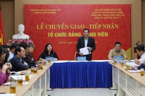 Chuyển giao 12 tổ chức đảng, đảng viên từ Đảng bộ Bộ Tài chính về trực thuộc các Quận ủy thuộc Thành ủy Hà Nội