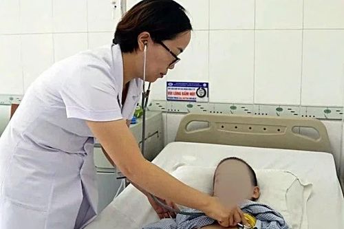 Bác sĩ kịp thời sơ cứu bé 7 tuổi bị cửa cuốn kẹp cổ