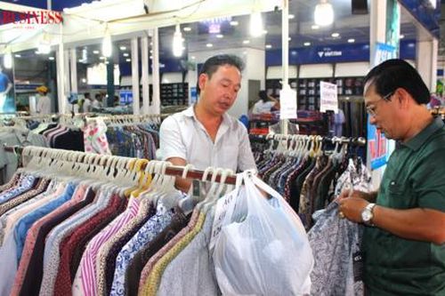 Để thương hiệu thời trang Việt không thất thế trên 'sân nhà'