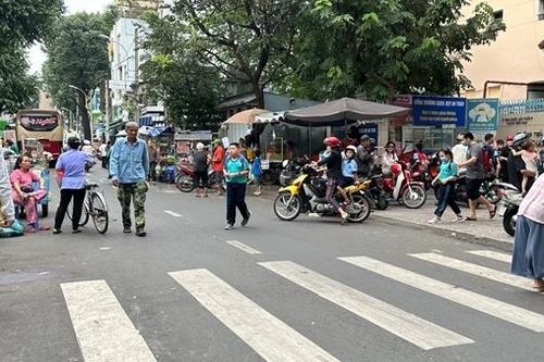 Chiếm dụng vỉa hè buôn bán khiến học sinh phải đi bộ dưới lòng đường
