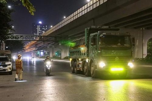 Cảnh sát săn xe quá tải, tài xế 'méo mặt' vì mức phạt nặng