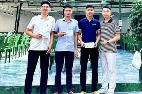 Khen thưởng ba thanh niên dập tắt đám cháy trong đêm