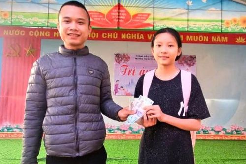 Học sinh nghèo nhặt được của rơi trả lại người mất