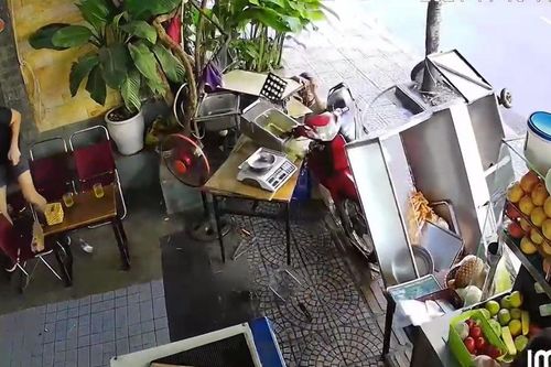 Clip: Đâm thẳng vào xe khoai chiên, thanh niên nhận kết quả không ngờ tới, hành động của chủ quán đốn tim người chứng kiến