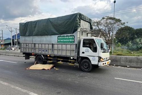 Xe máy trượt ngã vào làn ô tô rồi va chạm xe tải, hai vợ chồng tử vong