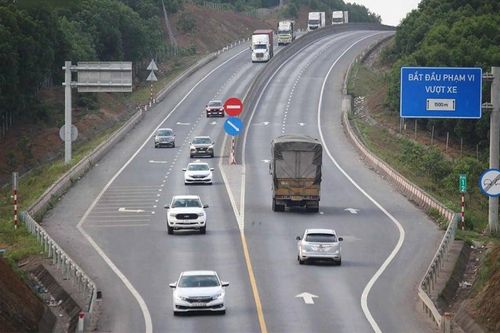 Xe chạy 'rùa bò' bám làn trái như những Chí Phèo trên cao tốc