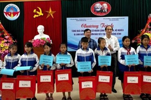 Đoàn công tác của Sở Lao động - Thương binh và Xã hội Hà Nội trao quà hỗ trợ tại tỉnh Quảng Bình