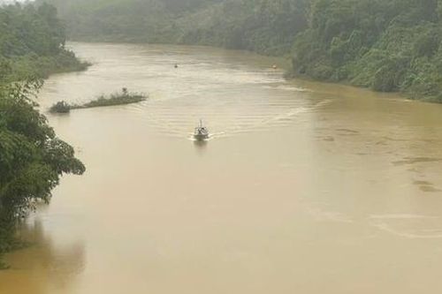 Mở rộng tìm kiếm 2 người trên xe rác rơi xuống sông mất tích ở Thừa Thiên Huế