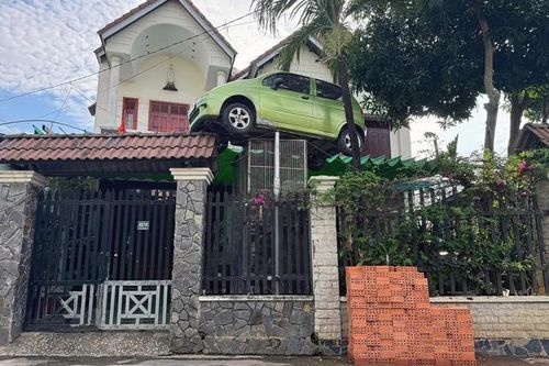 Chiếc ô tô cũ được treo trước cổng làm kỷ niệm: Chủ nhà cam kết sẽ hạ trong ngày hôm nay