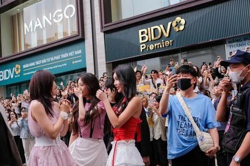 T-ARA tới Hà Nội: Fan tập trung đông kín tại trung tâm thương mại sau 7 năm chờ đợi