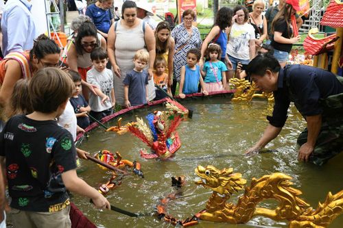 Khán giả Brazil thích thú với sân khấu rối nước thu nhỏ