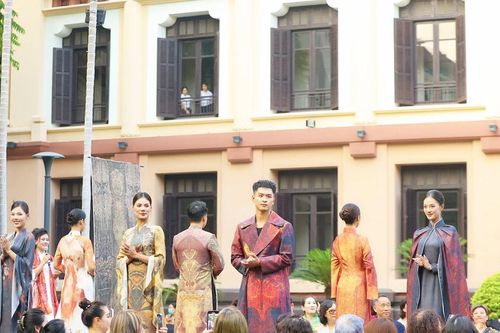Tinh hoa di sản trên nền lụa Việt