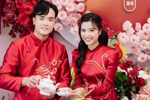 Diễn viên Anh Đào rạng rỡ bên chồng
