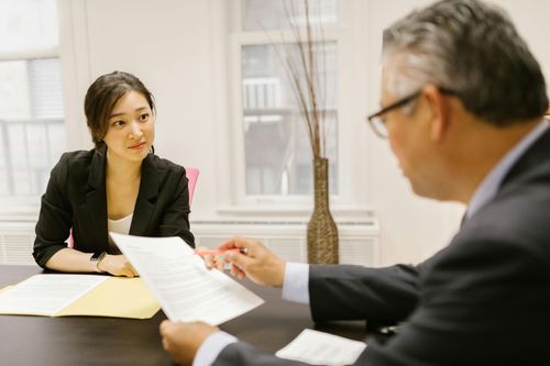 Nhân viên kém năng suất khi dưới trướng sếp lớn tuổi