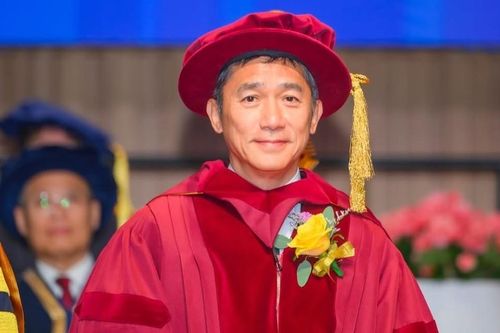 Lương Triều Vỹ nhận bằng tiến sĩ danh dự ở tuổi 62