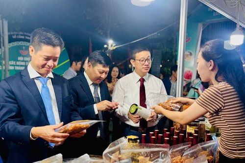 130 gian hàng tham gia hội chợ trái cây, nông sản an toàn huyện Thanh Trì