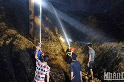 Đồng Tháp: Cháy nhà máy xay xát trong đêm