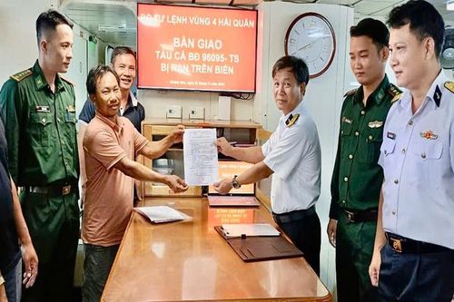 Vùng 4 Hải quân bàn giao tàu cá gặp nạn trên biển cho gia đình và địa phương