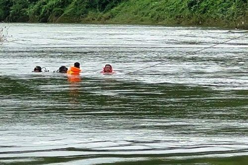 Tiếp tục phát hiện thi thể thứ 2 trong vụ xe chở rác rơi xuống sông ở Thừa Thiên Huế
