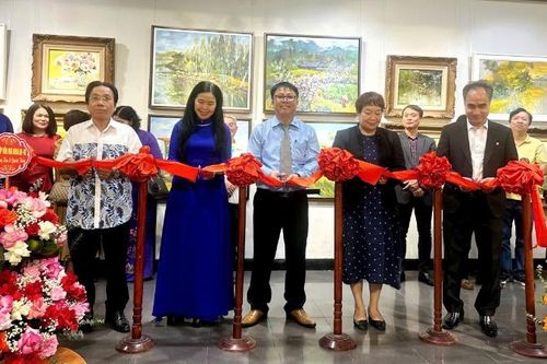 'Sắc quê' - nét bình dị mà sâu sắc trong tranh họa sĩ Quỳnh Thơm