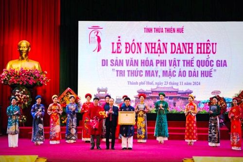 Đón nhận danh hiệu Di sản văn hóa phi vật thể quốc gia 'Tri thức may, mặc áo dài Huế'