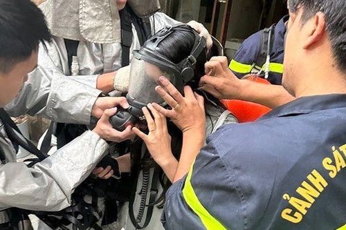 Cháy nhà cao tầng ở Hà Nội, 7 người mắc kẹt được hướng dẫn thoát nạn an toàn