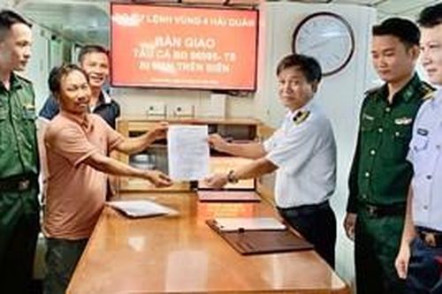 Vùng 4 Hải quân cứu hộ kịp thời tàu cá hỏng máy